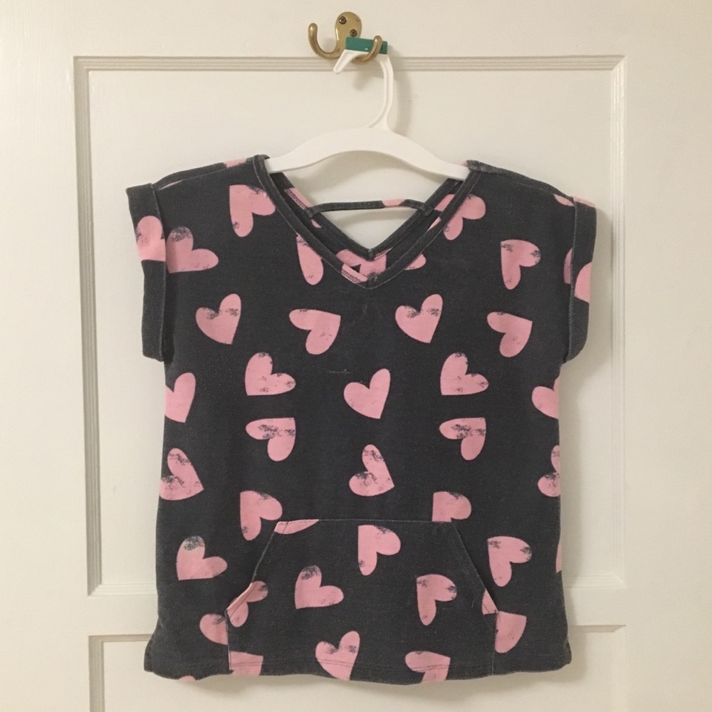 Cute shirt w/ hearts💕